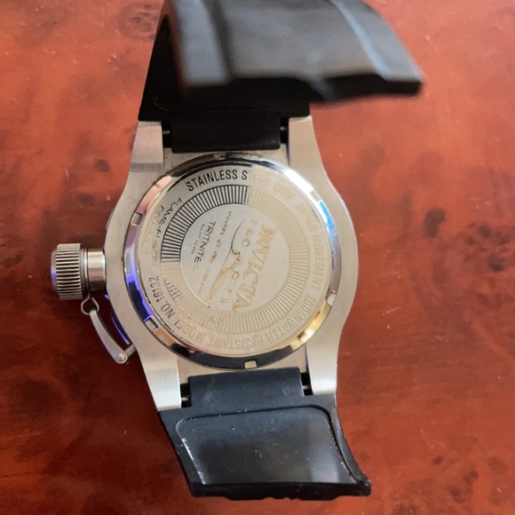 Invicta Pro Diver Model 16132, black. Needs band. - Picture 4 of 5